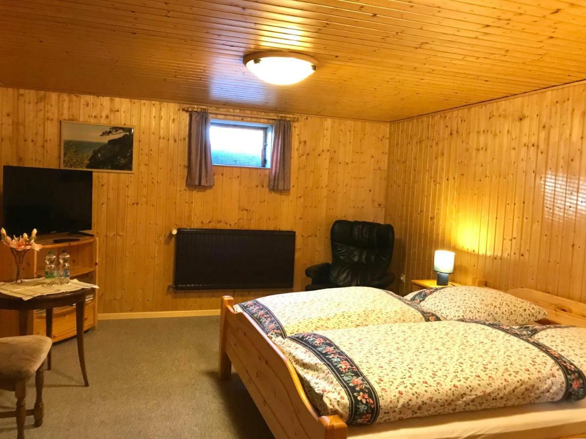 Schoenes Kellerzimmer Mit Bad Apartment Mittelangeln Exterior photo